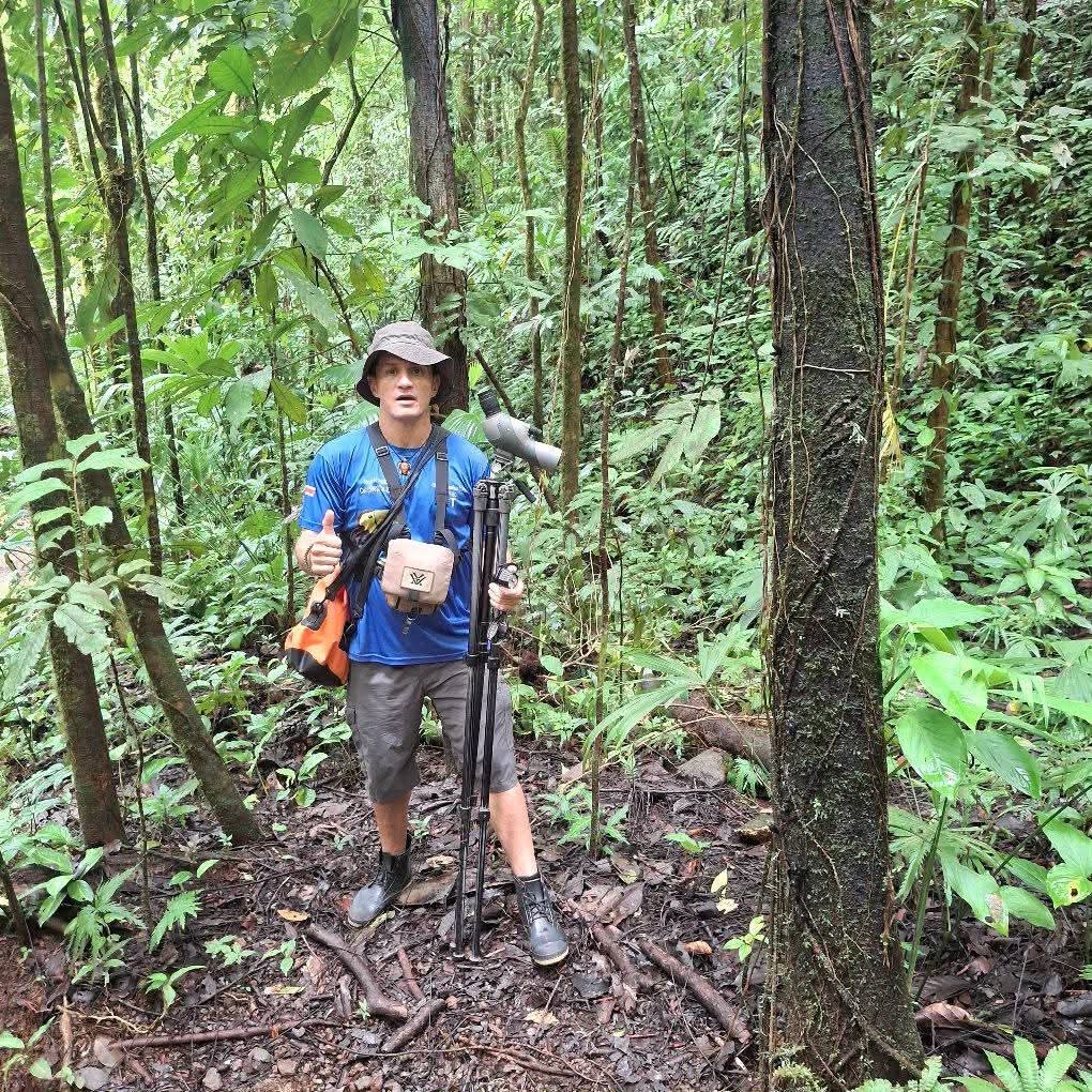 Jorge con equipo de observación en el bosque tropical
