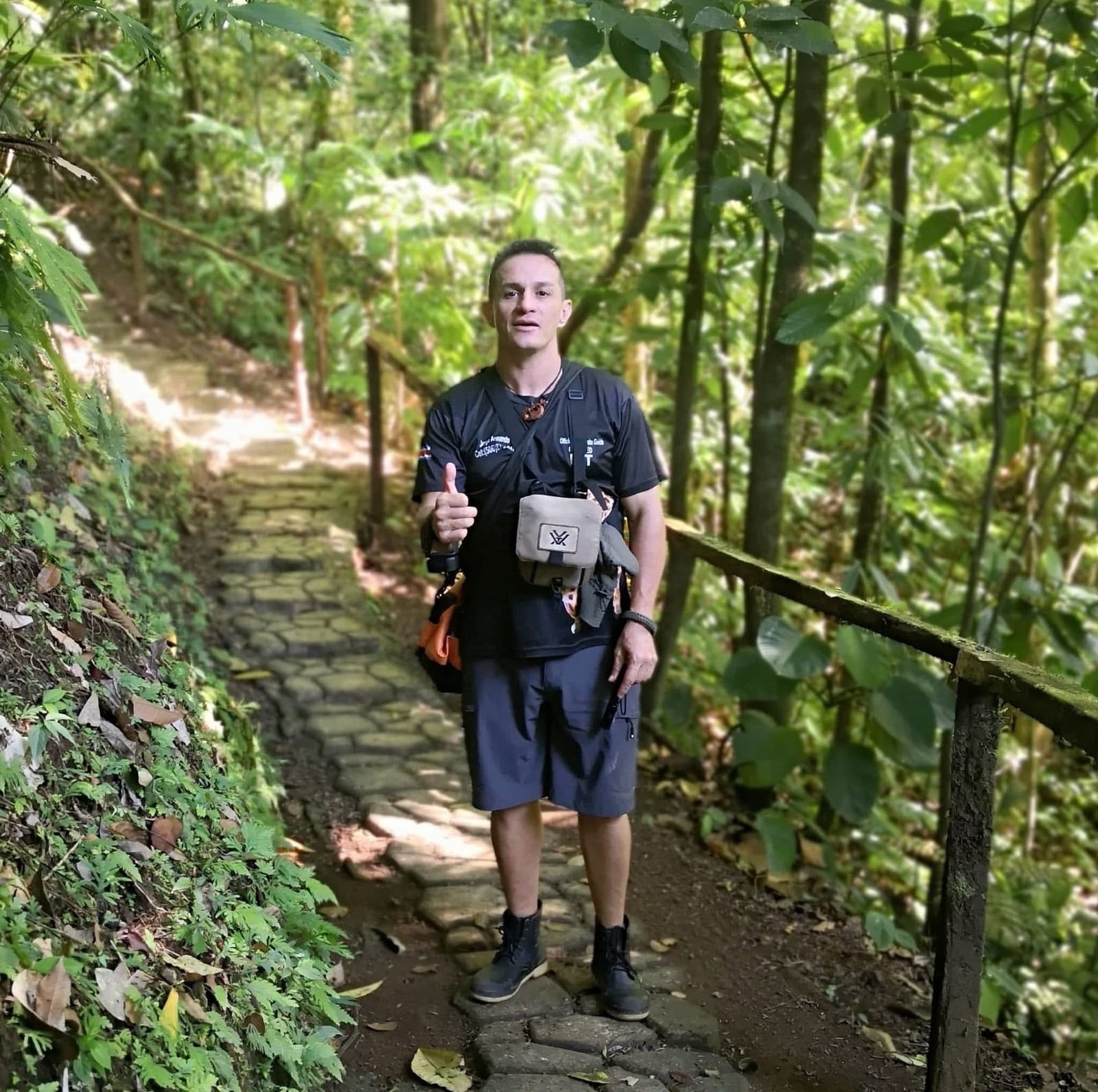 Jorge Picado, guía naturalista, en un sendero de bosque tropical